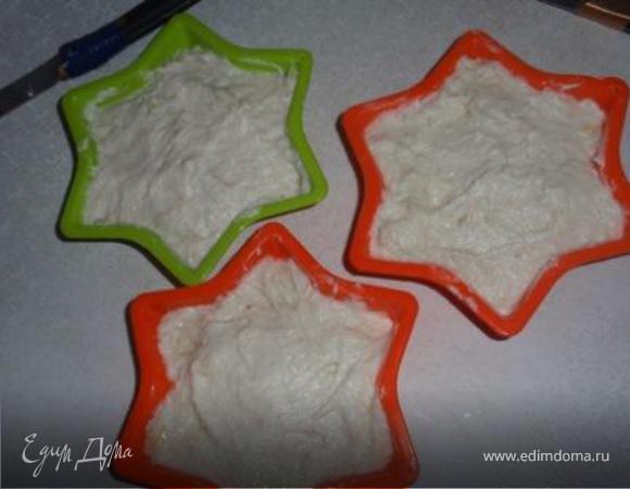 Приступаем к тесту. Смешиваем творожную массу с яйцом, кефиром, содой и мукой. Если у Вас творог, то перетираем через сито. Добавляем размятый в кашицу банан. Отправляем тесто в формочки. Формы заполняем на половину, т.к тесто будет расти.