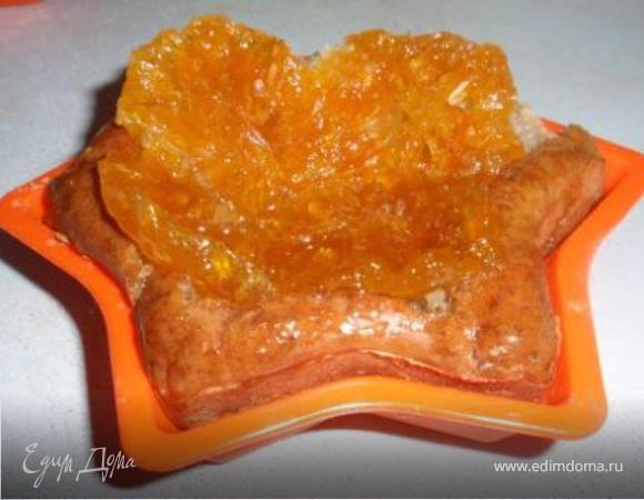 Снять верхнюю корочку с пирожного. Пропитать сиропом в котором готовились мандарины. Сверху выложить мандариновые цукаты.