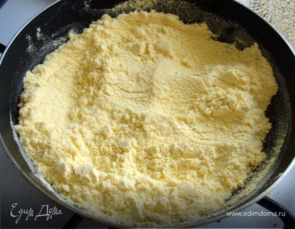 В небольшой глубокой сковородке немного поджарим кукурузную муку, помешивая, до появления приятного "орехового" запаха.