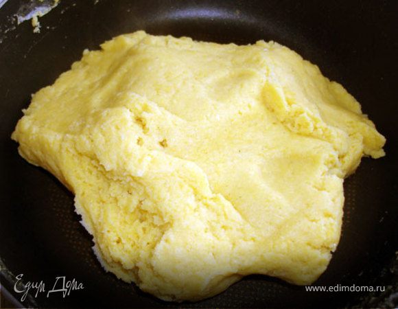 В поджаренную муку вольем кипящее молоко и быстро хорошо перемешаем, чтобы мука заварилась без комочков. Немного остудим.