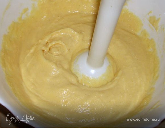 В еще горячее тесто добавим оставшееся молоко и хорошо вымешаем. Если тесто остынет, то размешать его будет трудно.