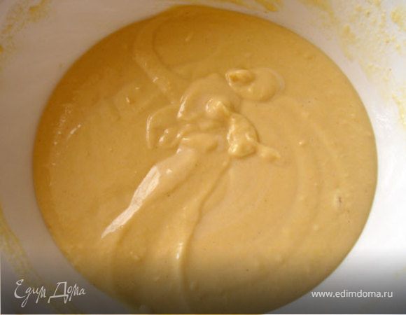 Добавим в тесто растворенные дрожжи, вымешаем. Поставим в теплое место, чтобы немного подошло (примерно на 1 час).