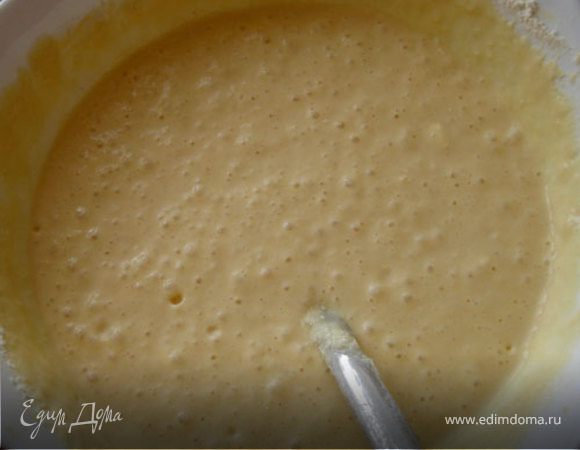 Вмешаем в тесто желток, соль, растопленное масло и пшеничную муку. Хорошо вымесим тесто. Оставим подходить. Оно должно увеличиться в объеме примерно вдвое.