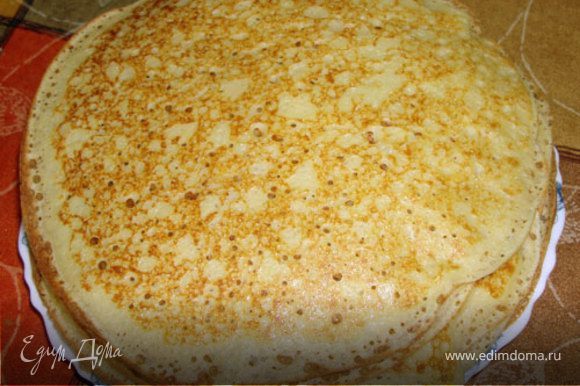 Вмешаем в тесто взбитый белок. Если тесто получилось густым (это зависит от качества муки и размеров яйца), то можно добавить немного молока или воды. Испечем небольшие блины.