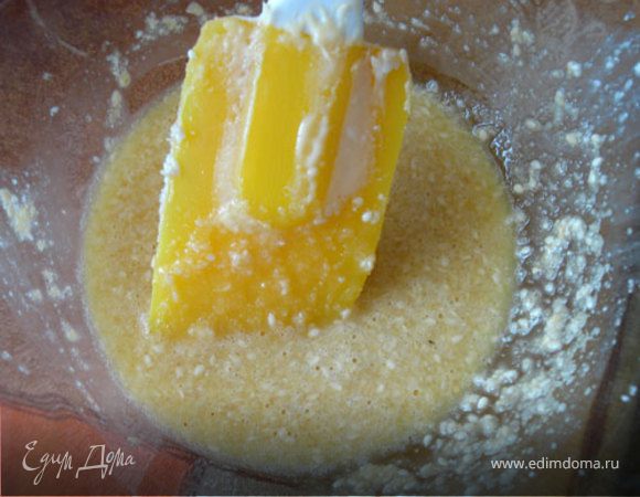 Кунжут немного поджарим на сковородке, помешивая, до появления характерного запаха.
Разотрем желток с сахаром, солью и кунжутом.