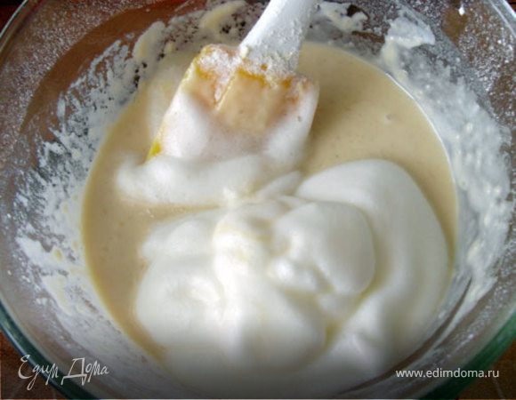Вмешаем в тесто взбитый белок. Если тесто получилось густым (это зависит от качества муки и размеров яйца), то можно добавить немного минеральной воды.