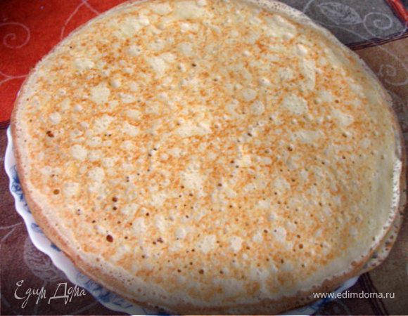 Испечем блины.
Лучше всего их подать просто с медом. 