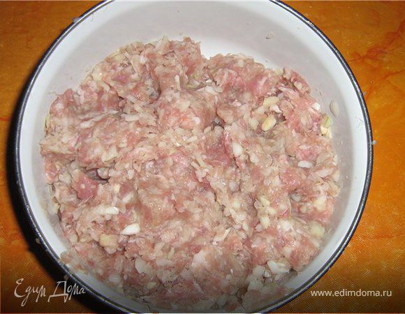 Мясной фарш, посолить, поперчить, добавить мелко порезанный лук и хорошо перемешать   (можно добавить в фарш немного воды).                 