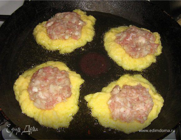 На сковороде разогреть растительное масло и выкладывать картофельную массу в виде оладий (на один драник~1,5-2ст.л. картофельной массы).
Из фарша сформировать небольшую лепешку, положить сверху на картофельный драник и залить ~1 столовой ложкой картофельного теста.

