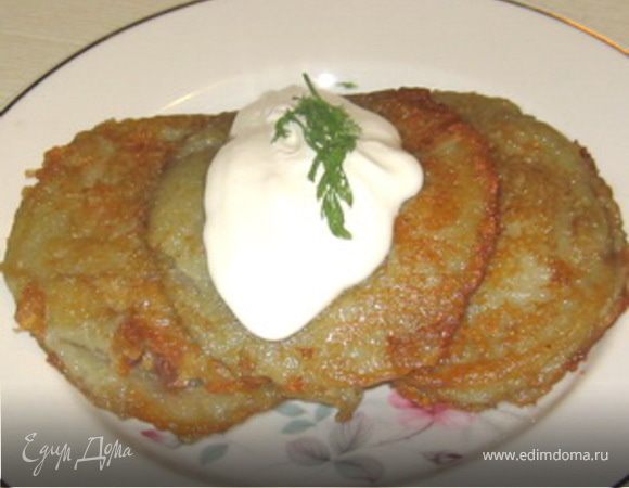 
Обжарить драники с одной стороны до образования румянной корочки.
Затем драники перевернуть, накрыть сковороду крышкой, уменьшить огонь и довести до готовности ~5-6 минут.
Подавать драники горячими, со сметаной.
