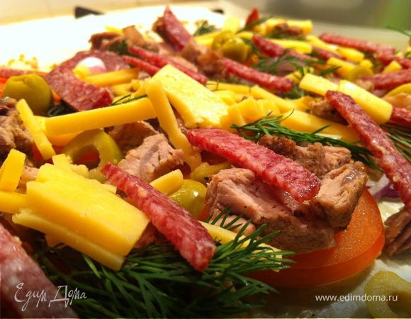 я еще добавила немного салями (для особого запаха)
Вот на этом этапе можно добавить все необходимые специи. я не добавляла, так как соус уже был достаточно пронизан ароматом специй:)