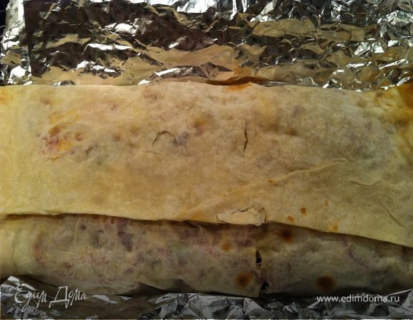 завернуть все аккуратненько в лаваш и вместе с фольгой переложить в форму для выпекания. Полностью закрыть лаваш фольгой.