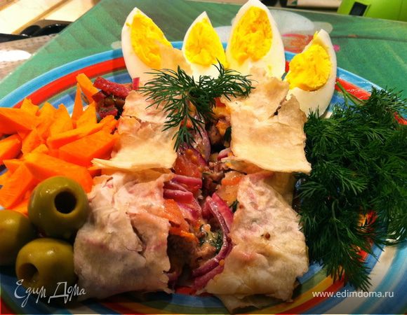 выпекать в духовке минут 20, не больше. Подавать, нарезав ломтиками, как рулет со свежими овощами, зеленью, и бокальчиком глинтвейна;) 
Приятного аппетита!