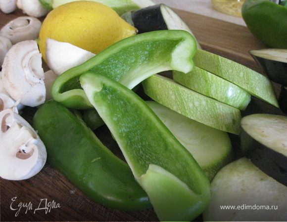 Грибы очистить от кожуры, отрезать ножки; баклажан и кабачок порезать кружочками (я режу слегка по диагонали) толщиной 1см.