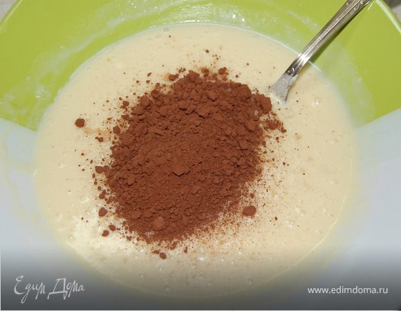 Мягкое сливочное масло растереть с ванильным сахаром, влить к нему сгущенку, перемешать. Затем добавить яйца, какао и снова перемешать