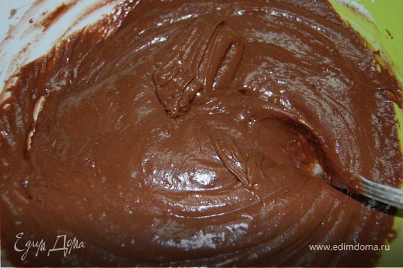 Шоколад растопить на водяной бане, немного остудить и также влить в тесто, перемешать. Просеять муку с разрыхлителем, также в тесто и снова перемешать до однородной массы.