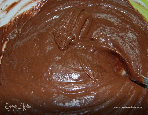 Шоколад растопить на водяной бане, немного остудить и также влить в тесто, перемешать. Просеять муку с разрыхлителем, также в тесто и снова перемешать до однородной массы.