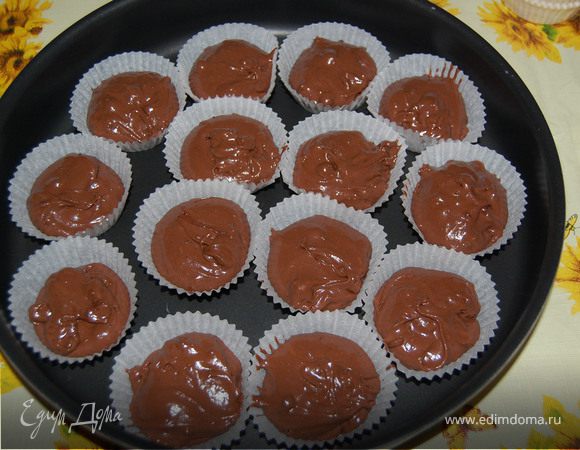 В любые формочки для кексов ложкой накладываем тесто (как обычно на 2/3 формочки)