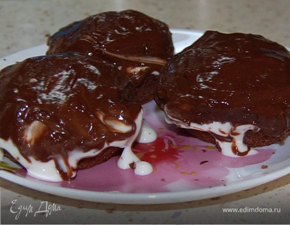 Чтобы приготовить глазурь: в разогретые сливки положить кусочки шоколада и растопить... Охладить... Полить сверху наши мини-тортики.