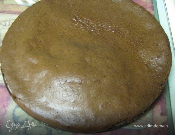 Духовка 180.
Теплое сливочное масло взбить с сахарной пудрой, ванилином и тертой апельсиновой цедрой. Добавить 20г муки. Яичные желтки отделить от белков и постепенно добавить в тесто. Шоколод расплавить и соединить с тестом. Белки взбить с сахарным песком и солью, добавить в тесто с оставшейся мукой. Тесто выложить в выстланную бумагой для выпекания разъемную форму d-26см, и випекать 30-40 мин. Остывший корж разрезать горизонтально пополам.