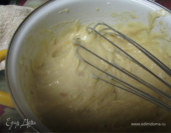 Для светлого крема корицу нарубить, залить молоком и сливками, довести до кипения и снять с огня. Оставить на 10 мин. Крахмал смешать с сахарным песком и яичным желтком. Влить процеженное молоко со сливками, перемешать и вскипятить. Добавить сливочное масло,дать остыть.