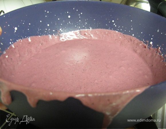 Для ягодного крема замочить желатин в холодной воде. Смородиновое пюре смешать с сахарной пудрой, апельсиновой цедрой и соком. Желатин слегка отжать, распустить на маленьком огне и постепенно добавить в получившееся пюре. Сливки взбить и соединить с пюре.