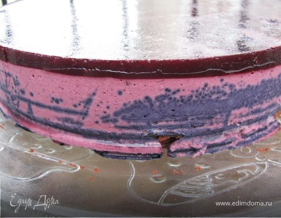 Нижний корж покрыть светлым кремом и накрыть вторым коржом. Поставить вокруг бортик формы и выложить ягодный крем. Торт поместить в холодильник на 4ч. Оставшийся желатин замочить, отжать и растворить на маленьком огне. Смешать с ягодным соком и сахарным песком. В холодильник на час. Затем бортик удалить. Сливки взбить и украсить торт. На розетки виложить цукаты. По желанию ягоды обмакнуть в лимонный сок, обвалять в сахаре и выложить на торт.
Смачного!