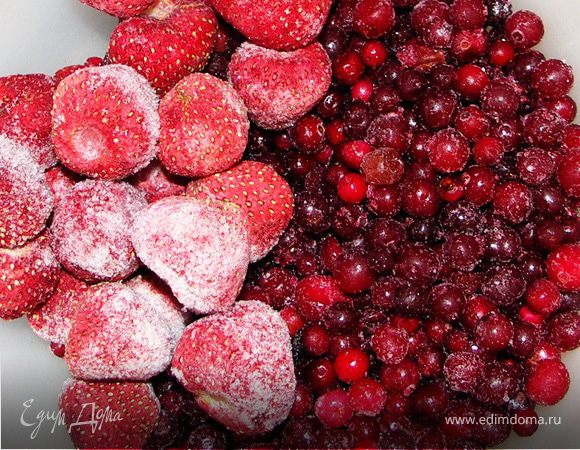 Поставить на 2-3 часа в тёплое место.Ягоды разморозить.Размять вилкой так,чтобы остались целые ягодки.Добавить сахар.