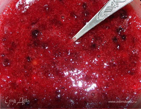 Желатин замочить в 50 г воды на 10 мин.Распустить.Добавить к ягодам.