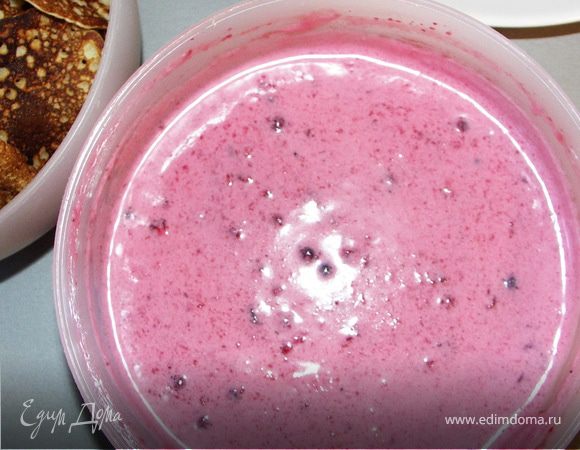 Туда же добавить сливочный сыр.Всё вместе перемешать и убрать в холодильник.