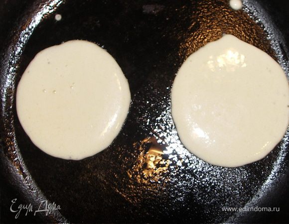 Испечь блинчики на сковороде.Я пекла практически на сухой.Очень редко смазывая её маслом с помощью кисточки.