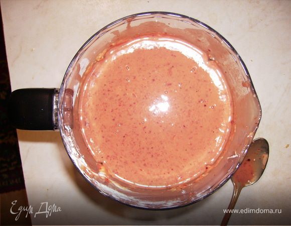 Измельчаем в блендере или в мясорубке печень.Добавляем яйца,сметану, молоко, муку, соль, перец.
