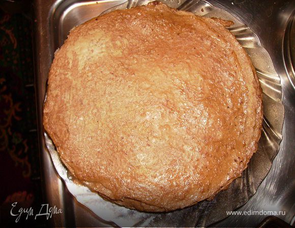 Жарим блинчики на сковороде с двух сторон.