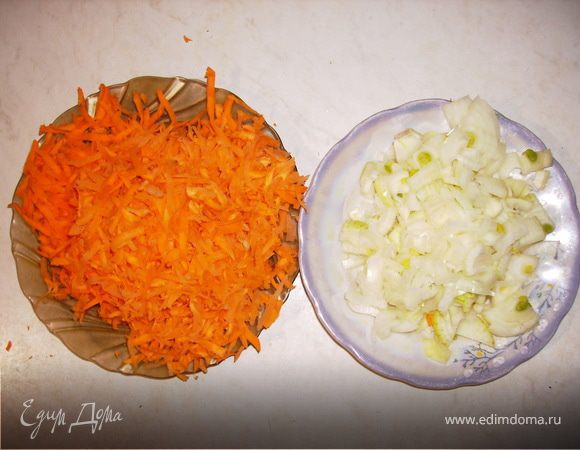 Обжариваем лук, морковь. Солим, перчим.