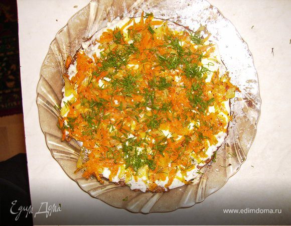 Майонез перемешиваем с чесноком.
Укладываем на тарелку первый блинчик , перемазываем майонезом с чесноком. Затем слой лука с морковкой, укром, твердый сыр чуть-чуть.