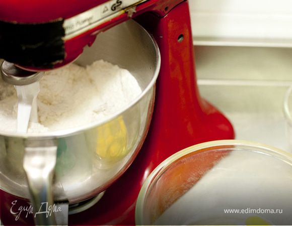 Я начинала замешивать тесто комбайном на медленной скорости .
Смешать все компоненты в комбайне на медленной скорости минут 5.