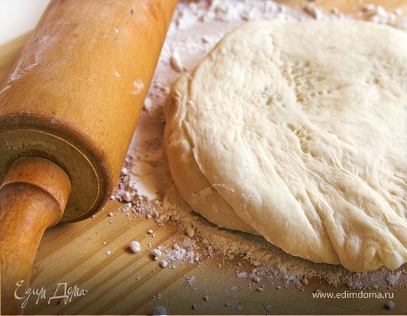 Увеличить скорость комбайна и вымесить тесто до однородного и тугого состояния
На стол посыпанный мукой выложить тесто и вымесить еще минуту руками.