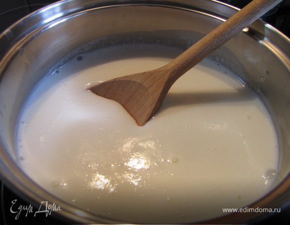 Кефир/сыроватку ставим на огонь и нагреваем (не кипятим:))
