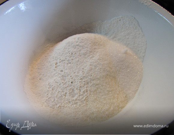 Муку просеиваем, добавляем сахар, соль, ваниль и перемешиваем
