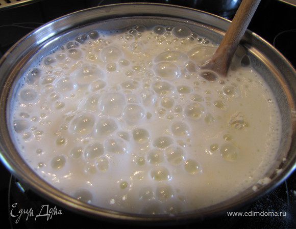 В подогретый кефир добавляем соду и начинаеться процес, кефир готов принять смесь из муки с другими ингредиентами