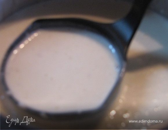 Добавляем муку и масло в кефир, тщательно перемешиваем (я - миксером)