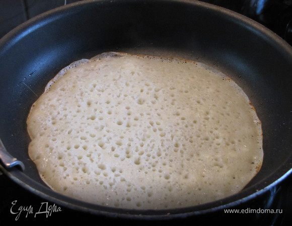 Хорошо разогреваем сковороду с маслом, если на сковороде есть лишнее масло, я его выливаю в тесто и чуть размешиваю, тесту не вредит, а сковорода не должна быть слишком маслянная