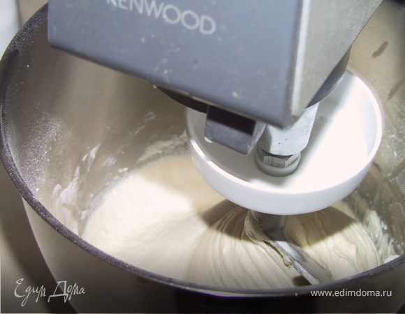 В комбайне смешать муку,сахар,разрыхлитель,яица и желтки до однородного состояния.
Добавить остальные компоненты.Хорошо перемешать.