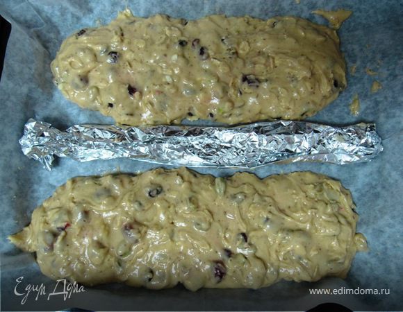 Тесто разделить на 3 части.На посыпанной мукой поверхности сформировать из каждой части форму в видк батона шириной 6 см высотой 4 см.Накрыть и поставить в холодильник на 30 мин.