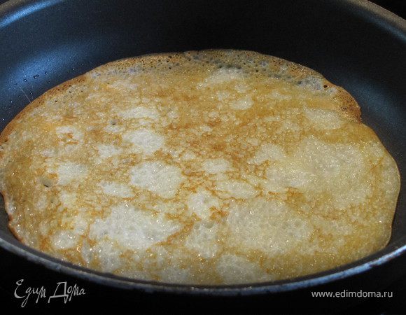 Тесто довольно тяжелое, поэтому блины печем на умеренном огне по 30-40с с одной стороны и по 10-15с с другой