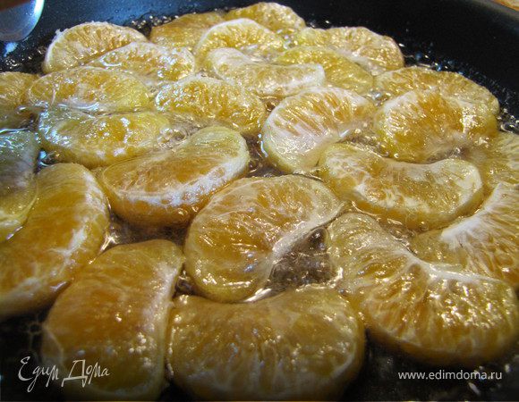 В сковороде растворяем сахар в коньяке с добалением воды (если блюдо будет подаваться малышам - коньяк исключаем). Выкладываем дольки мандарин
