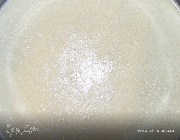 Миксером приготовить тесто.Взбить яйца с сахаром.Влить молоко.Постепенно всеять муку,разрыхлитель,соль.Потом влить масло тонкой струйкой.В самом конце влить постепенно воду.Оставить на 1 час в тёплом месте.