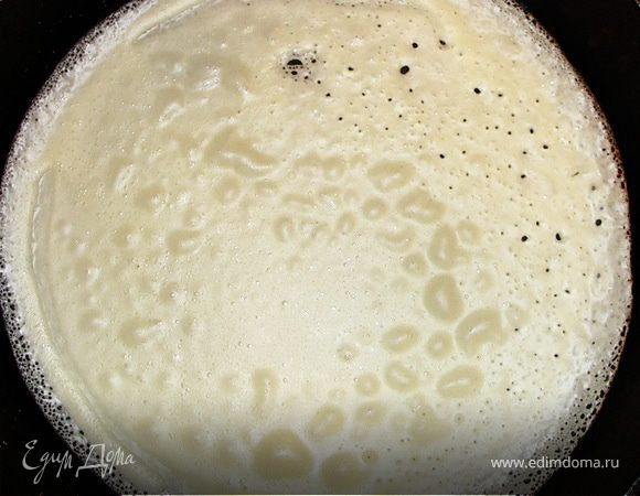 Выпечь на сковороде без масла тонкие блинчики(смазывала только первый раз).