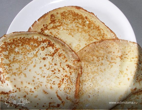 На большую плоскую тарелку начинаем выкладывать блинчики.