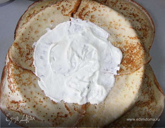 Щедро смазываем сметаной с сыром.